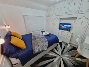 Luxury double bed with Private Bathroom, NETFLIX, work space and WiFi
